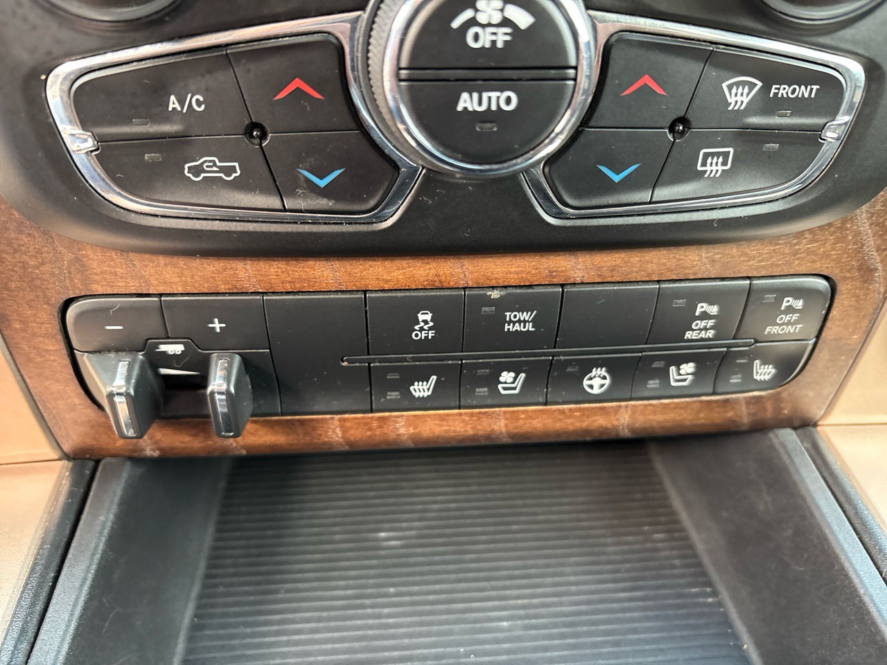 RAM 1500 4WD Crew Cab 140.5" Laramie Longhorn 2015