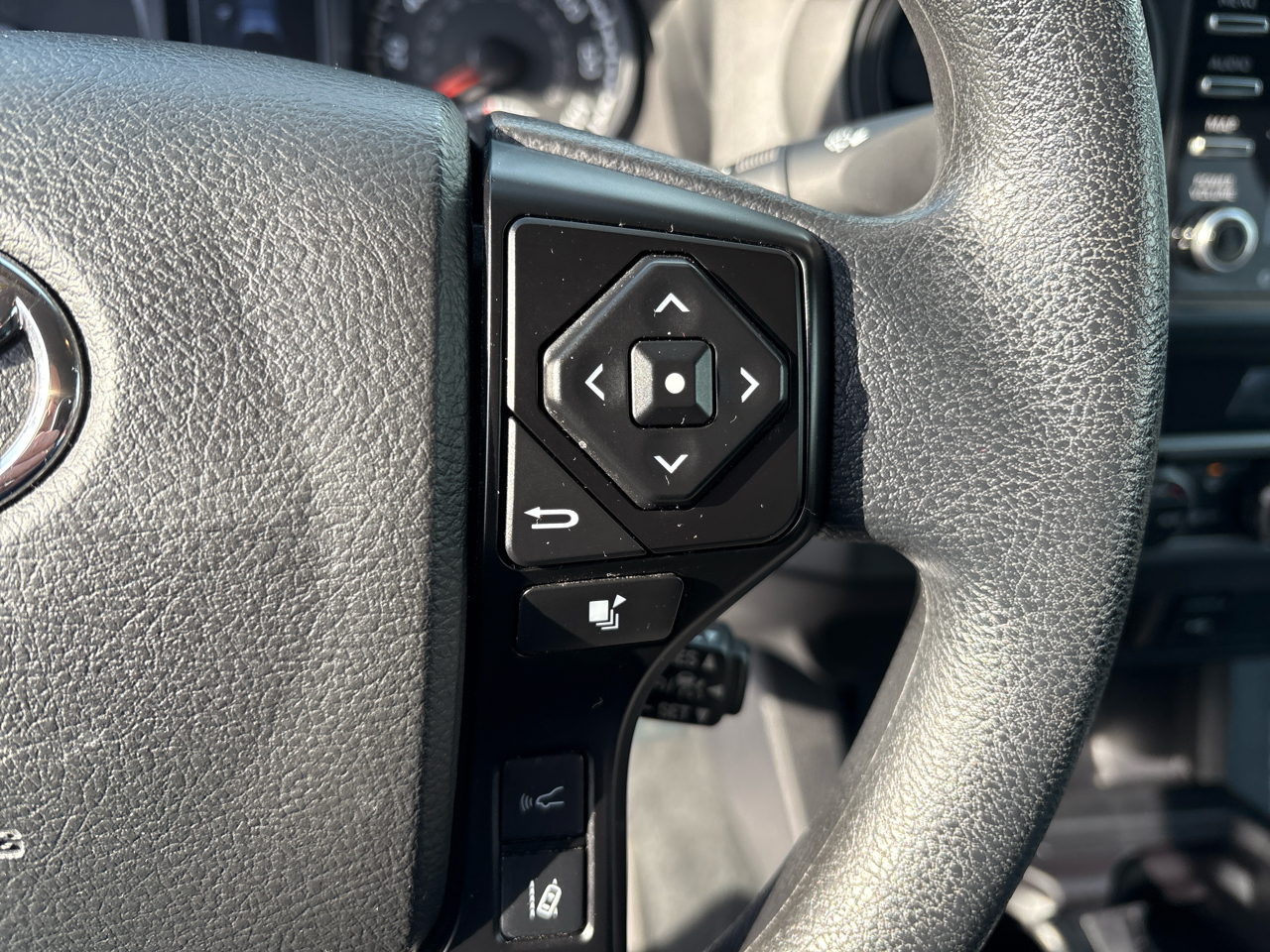 Toyota Tacoma 4WD SR Double Cab 5' Bed V6 AT (Natl) 2023