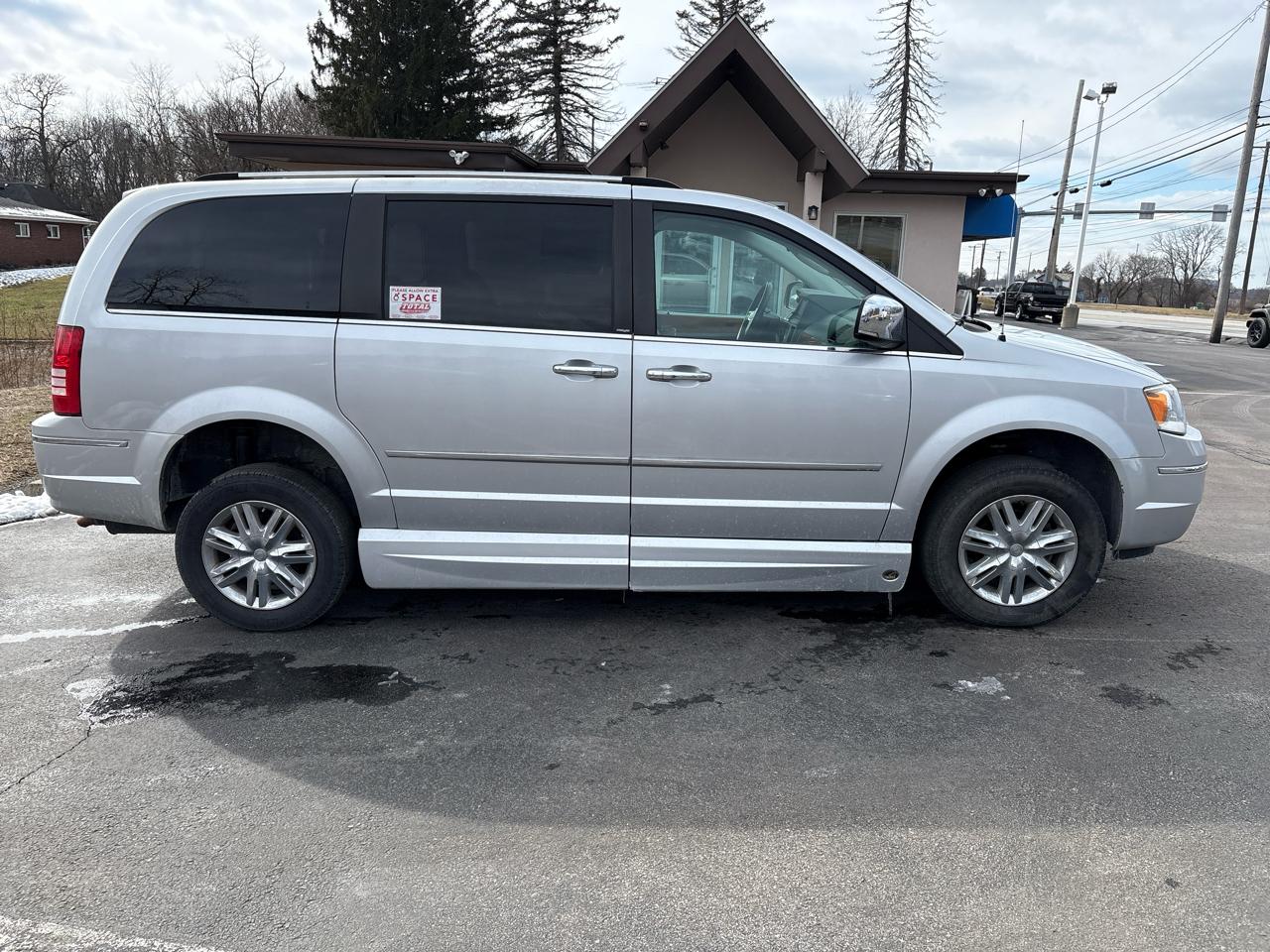 Chrysler Town & Country 4dr Wgn Limited *Ltd Avail* 2010