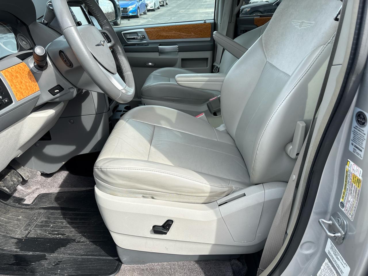 Chrysler Town & Country 4dr Wgn Limited *Ltd Avail* 2010