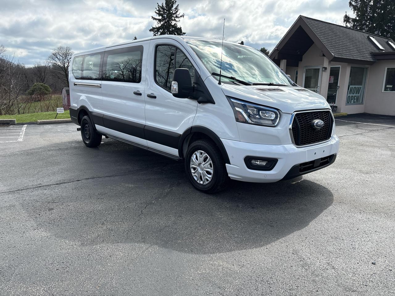 Ford Transit Passenger Wagon T-350 148" Low Roof XLT RWD 2023
