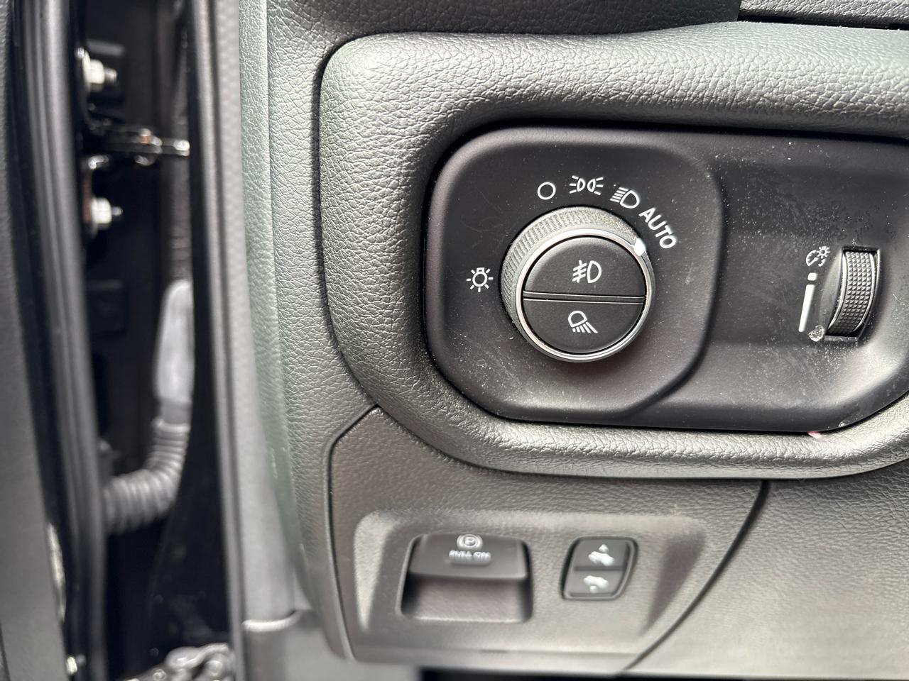 RAM 1500 Big Horn 4x4 Crew Cab 5'7" Box 2022