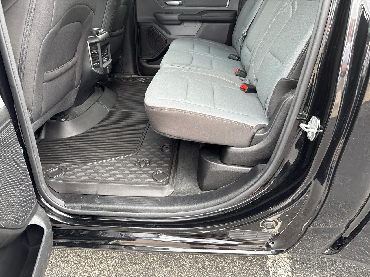 RAM 1500 Big Horn 4x4 Crew Cab 5'7" Box 2022