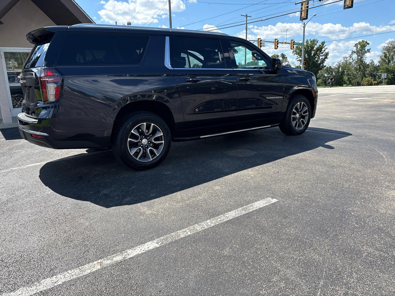 Chevrolet Suburban 4WD 4dr LT 2022