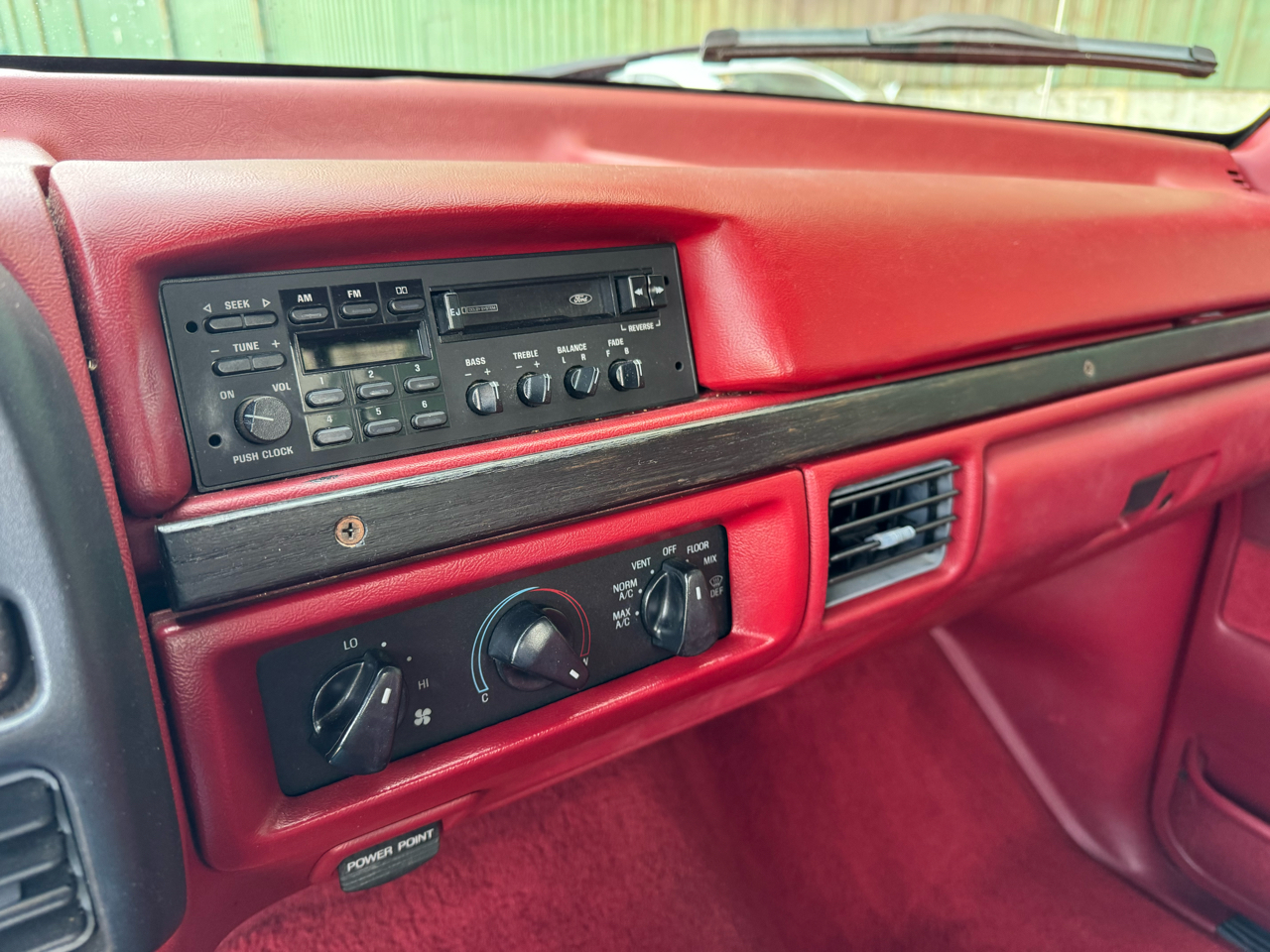 Ford F-150 2WD Reg Cab 122.5" XLT 1993