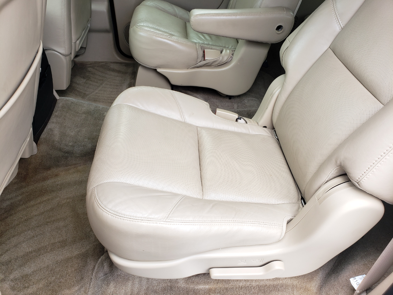 Cadillac Escalade ESV AWD Premium 2011 Cadillac Escalade ESV AWD Premium 2011