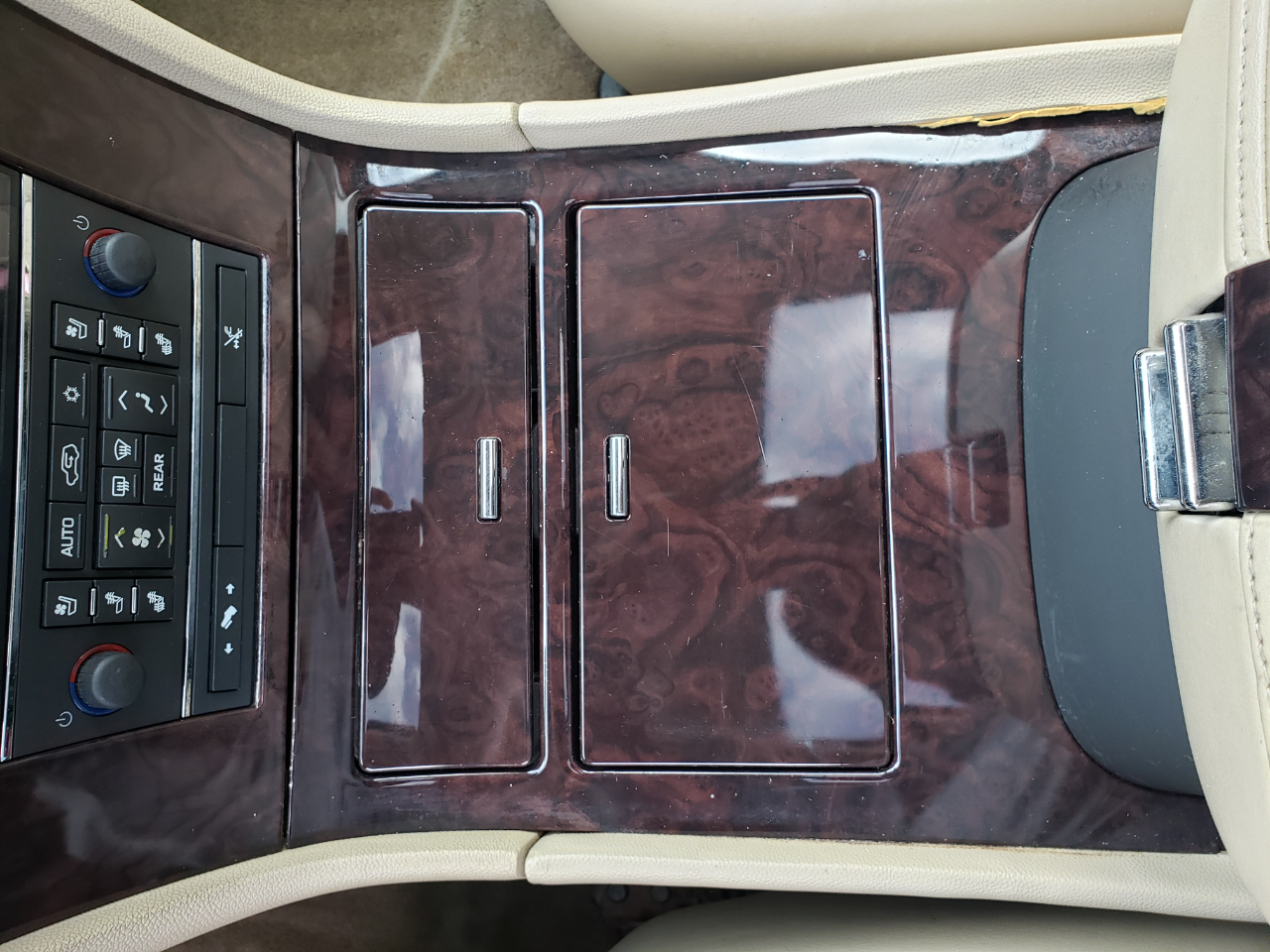 Cadillac Escalade ESV AWD Premium 2011 Cadillac Escalade ESV AWD Premium 2011