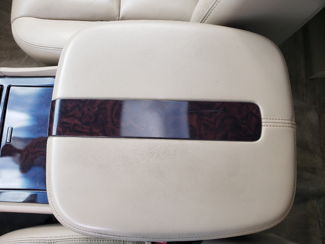 Cadillac Escalade ESV AWD Premium 2011 Cadillac Escalade ESV AWD Premium 2011