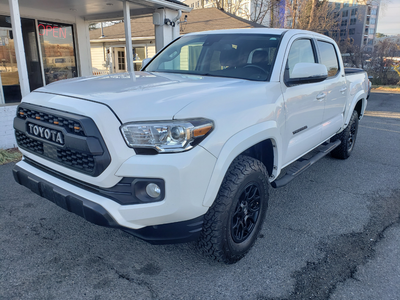 2022 Toyota Tacoma SR5's photo