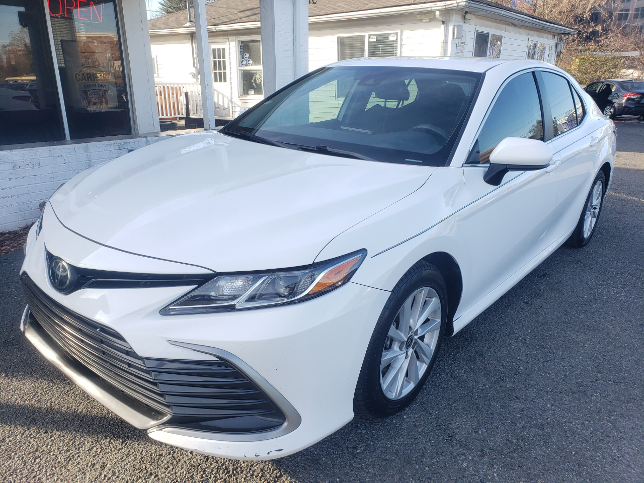 2022 Toyota Camry LE's photo