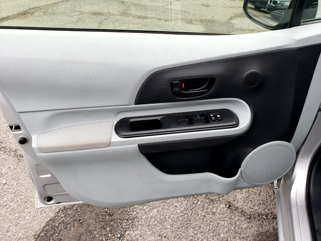 Toyota Prius c One 2012