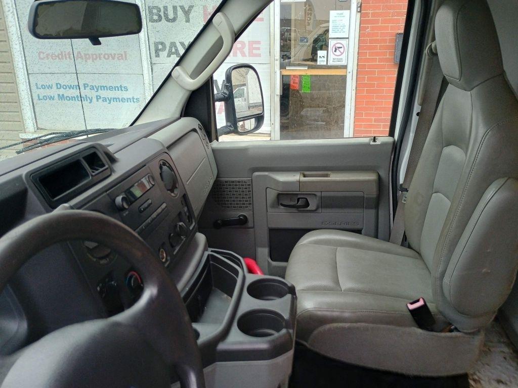 Ford Econoline Commercial Cutaway E-350 Super Duty 138" 5-Spd SRW 2009