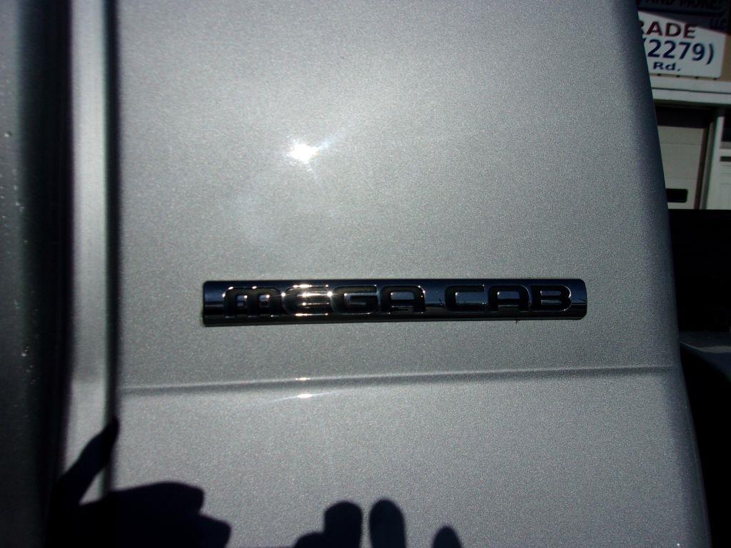 Dodge Ram 1500 4dr Mega Cab 160.5 SLT 2006