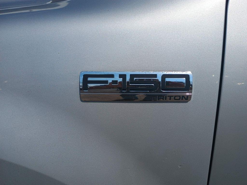 Ford F-150 Reg Cab 126" XLT 2004