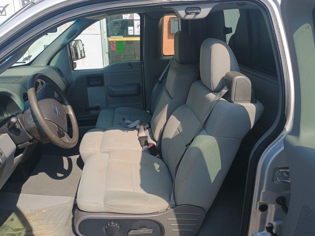 Ford F-150 Reg Cab 126" XLT 2004