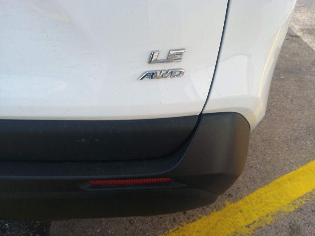 Toyota RAV4 LE AWD (Natl) 2021