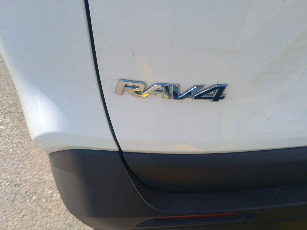 Toyota RAV4 LE AWD (Natl) 2021