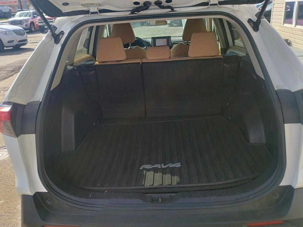 Toyota RAV4 LE AWD (Natl) 2021