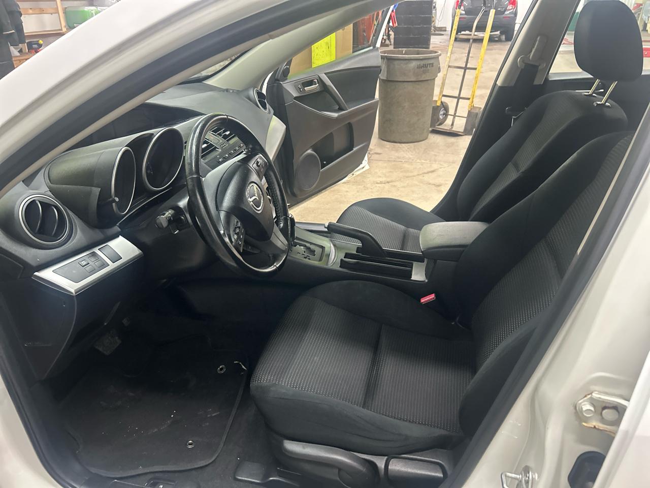 Mazda MAZDA3 i Touring 4-door 2012