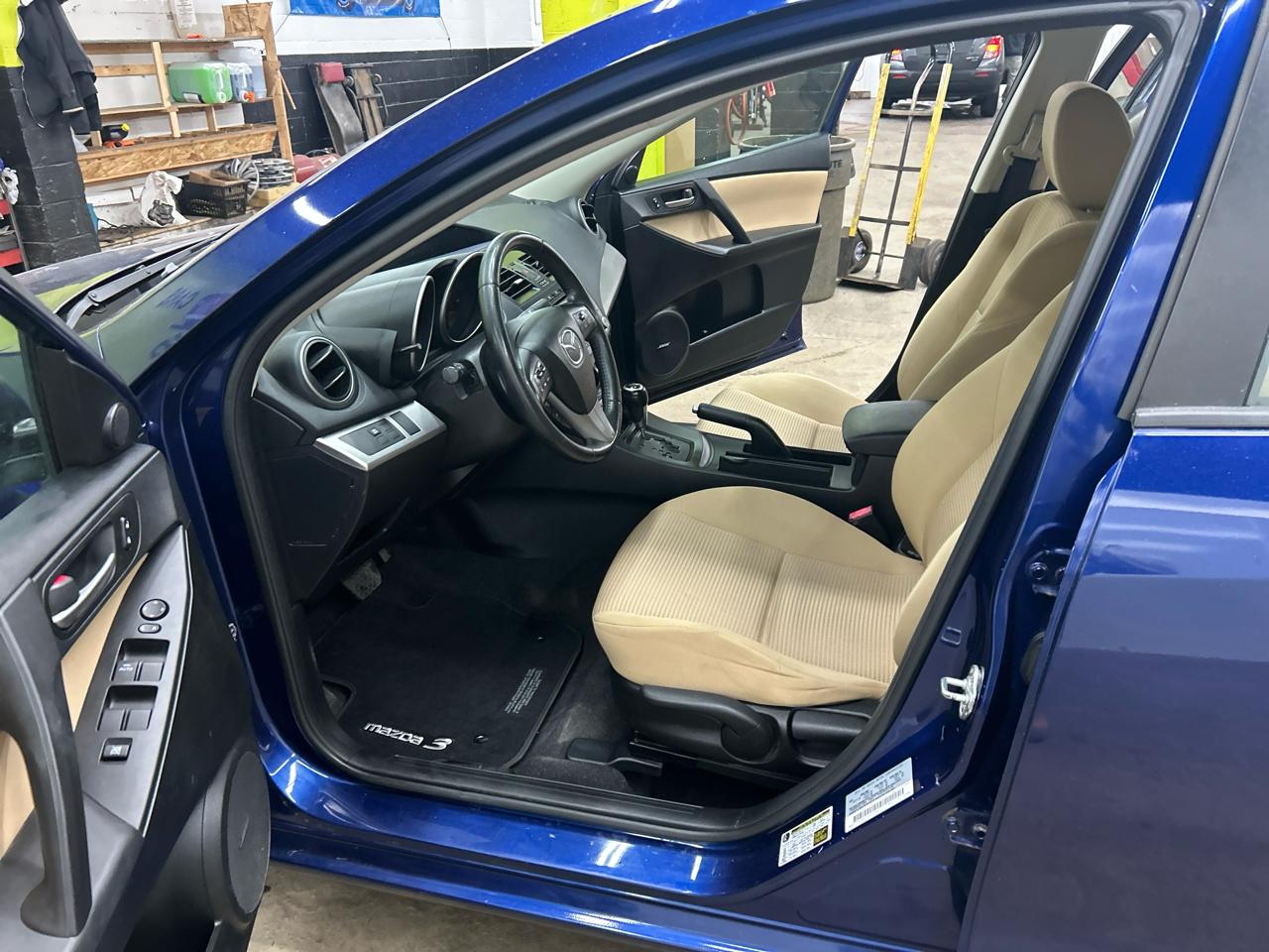 Mazda MAZDA3 i Touring 4-door 2012