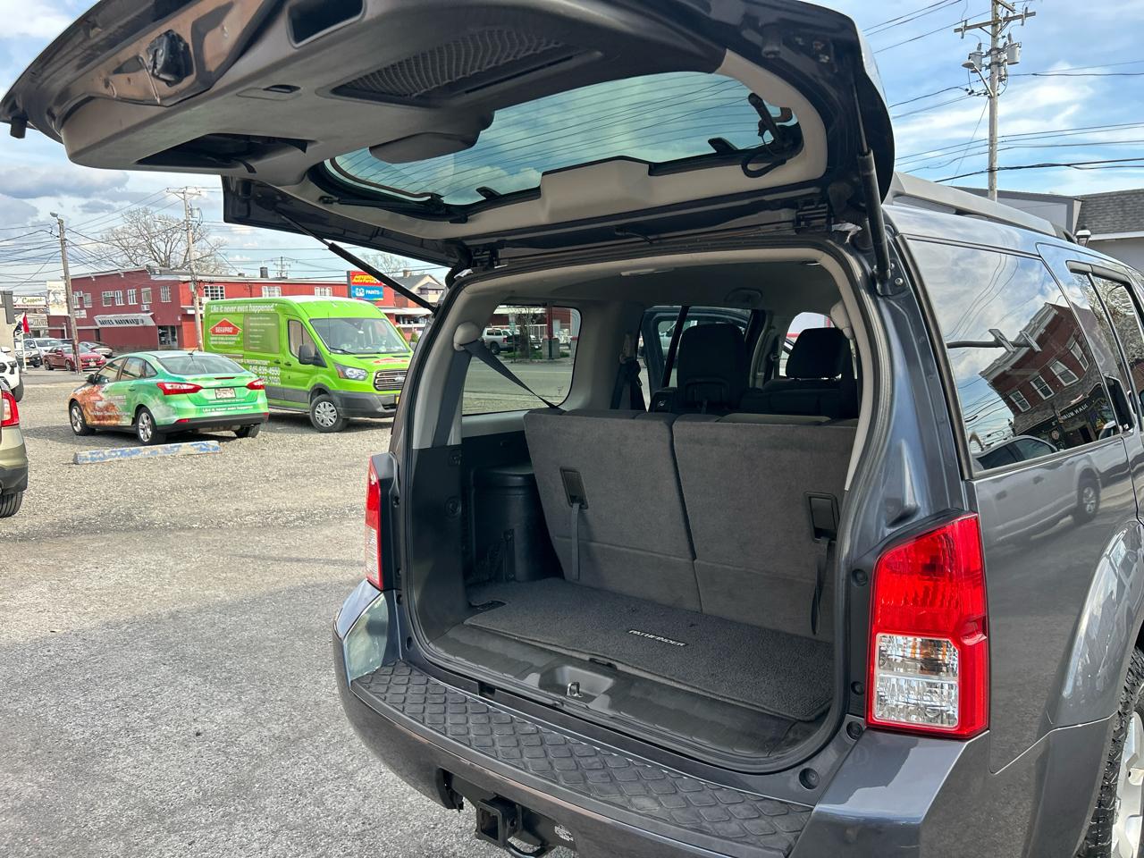 Nissan Pathfinder LE 4WD 2012