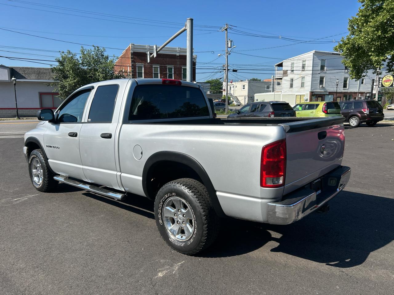 Dodge Ram 1500 4dr Quad Cab 140" WB 4WD SLT 2006