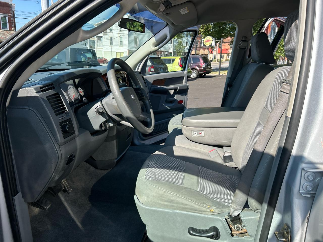 Dodge Ram 1500 4dr Quad Cab 140" WB 4WD SLT 2006