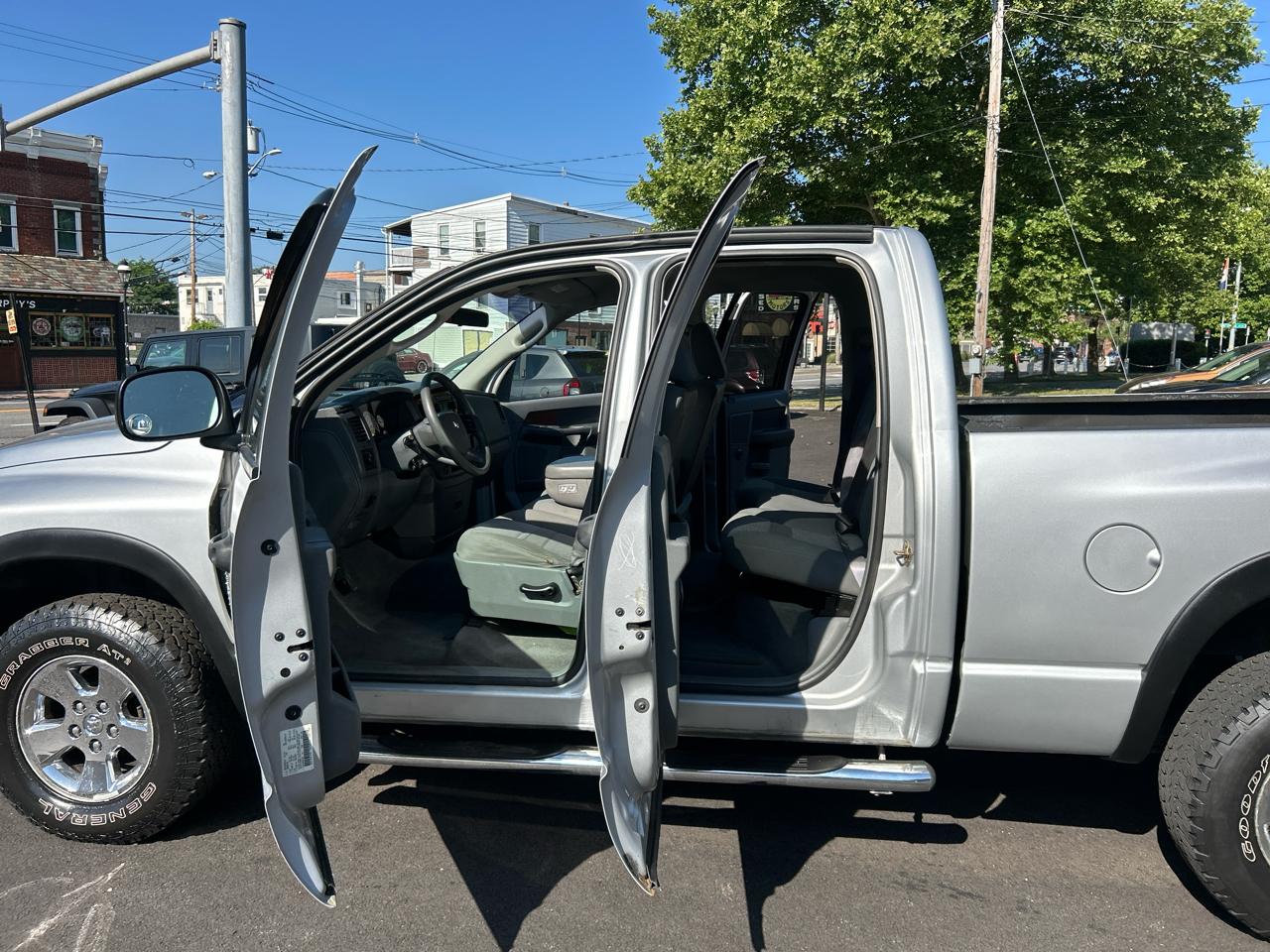 Dodge Ram 1500 4dr Quad Cab 140" WB 4WD SLT 2006