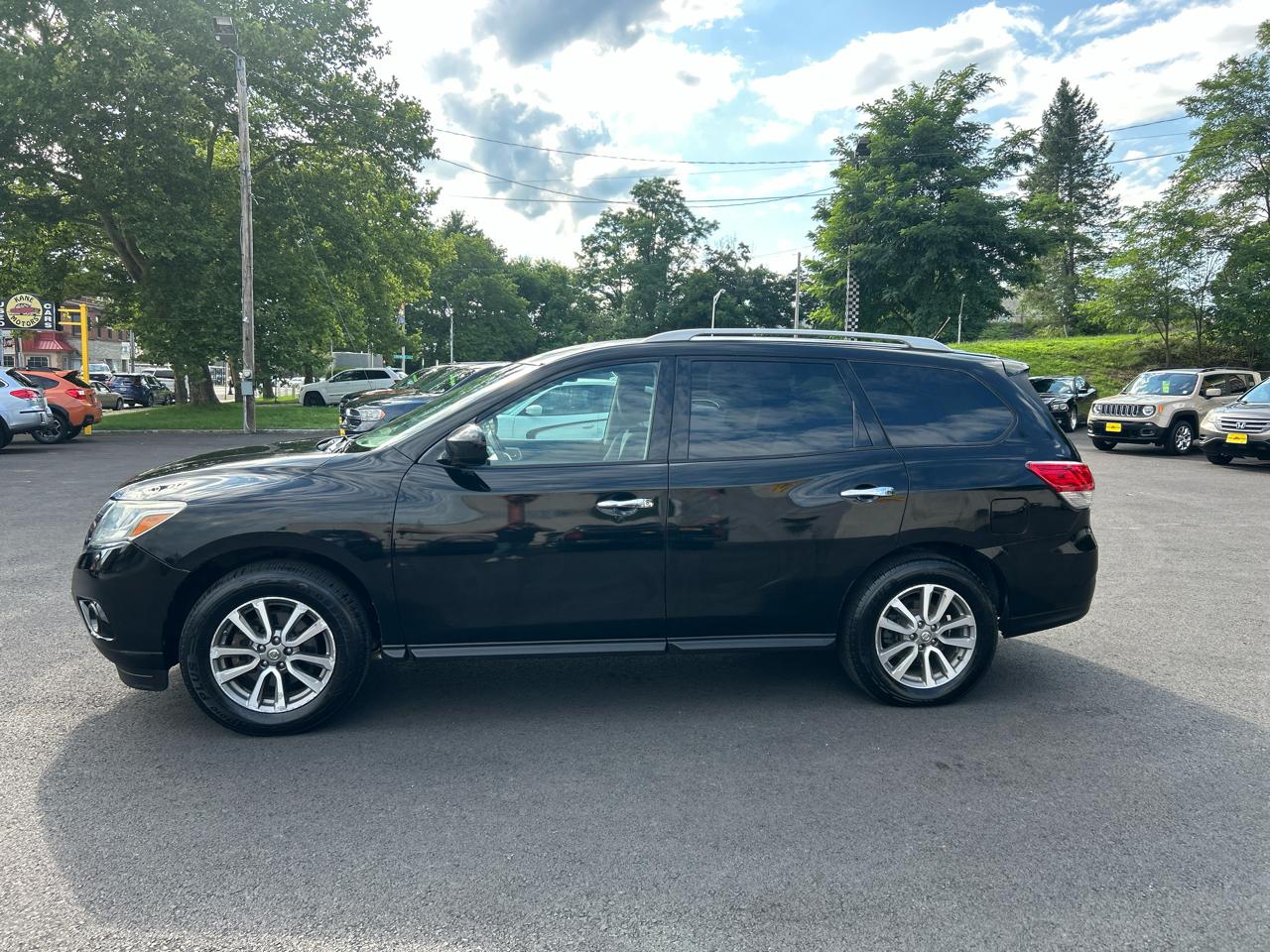 Nissan Pathfinder SV 4WD 2013