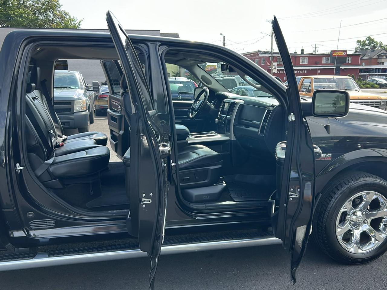 RAM 1500 Laramie Crew Cab SWB 4WD 2017