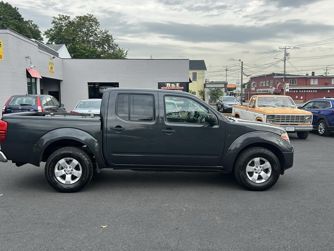 Nissan Frontier 4WD Crew Cab LWB Auto SV 2013
