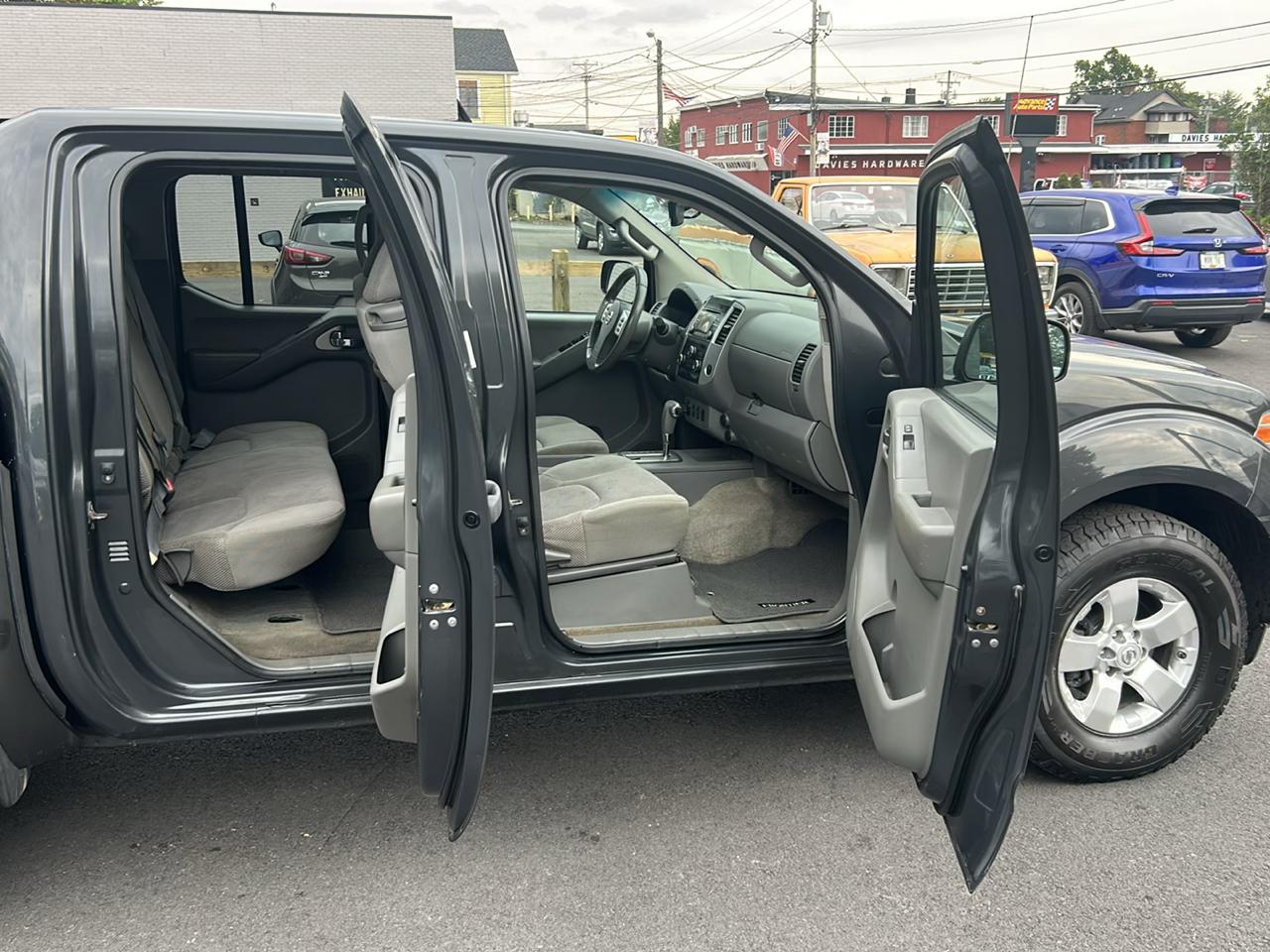 Nissan Frontier 4WD Crew Cab LWB Auto SV 2013