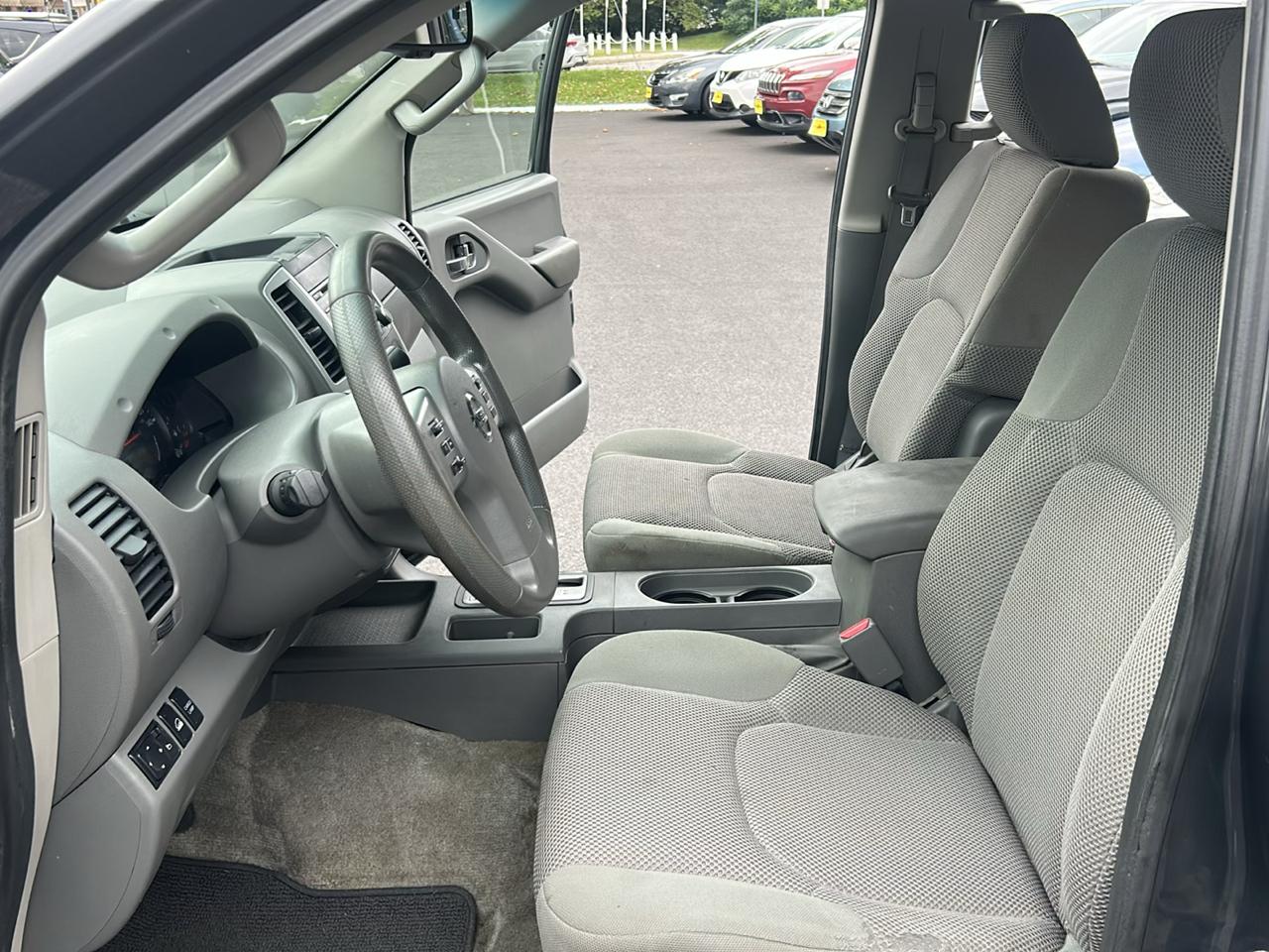 Nissan Frontier 4WD Crew Cab LWB Auto SV 2013