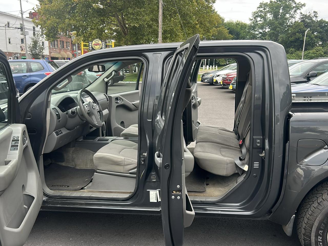 Nissan Frontier 4WD Crew Cab LWB Auto SV 2013
