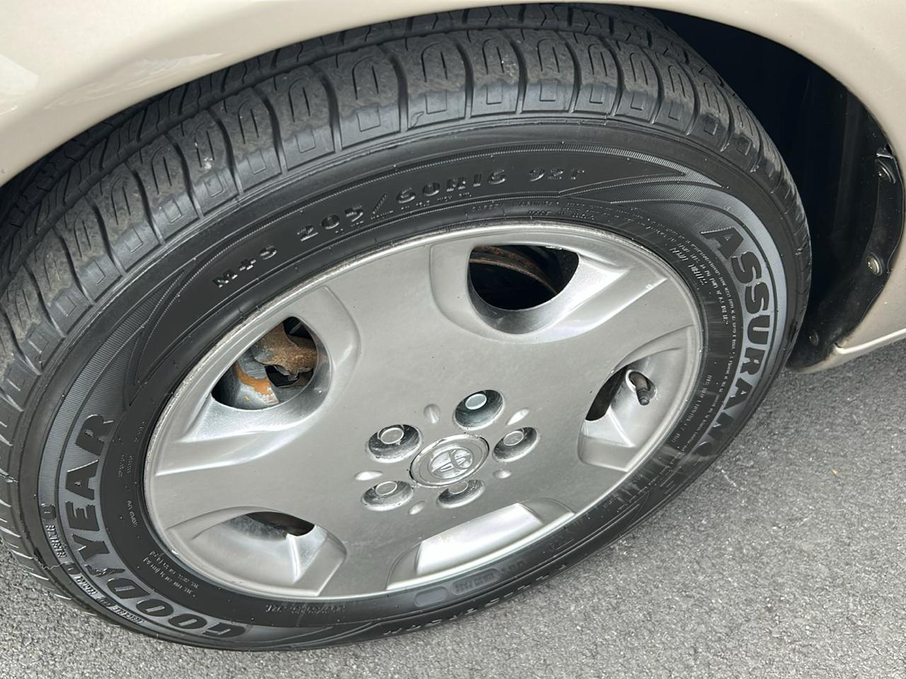 Toyota Avalon XL 2004