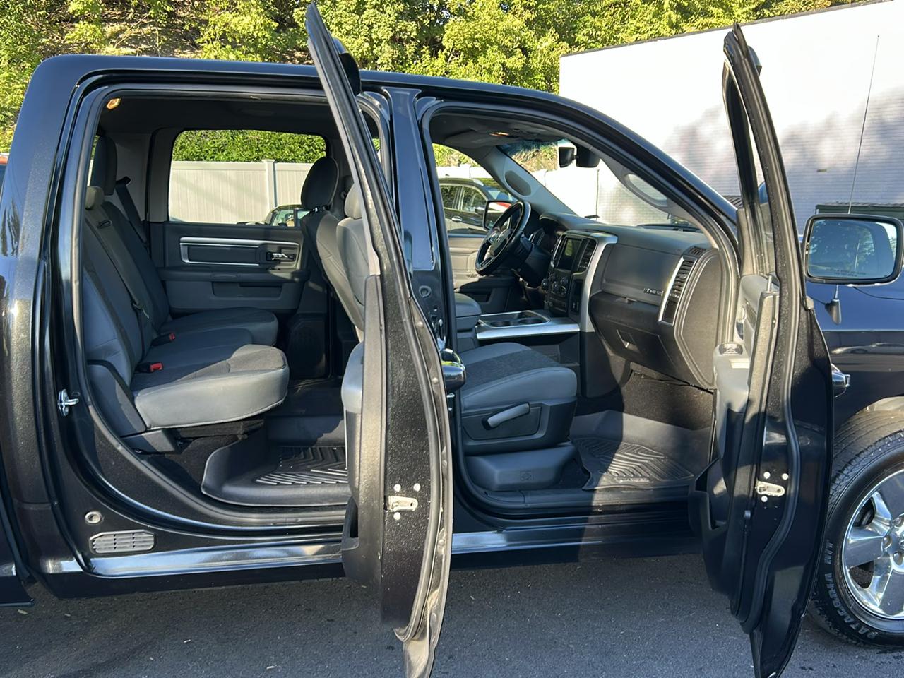 RAM 1500 4WD Quad Cab 140.5" Big Horn 2018