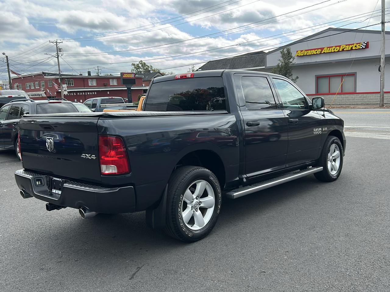 RAM 1500 4WD Crew Cab 140.5" Sport 2014