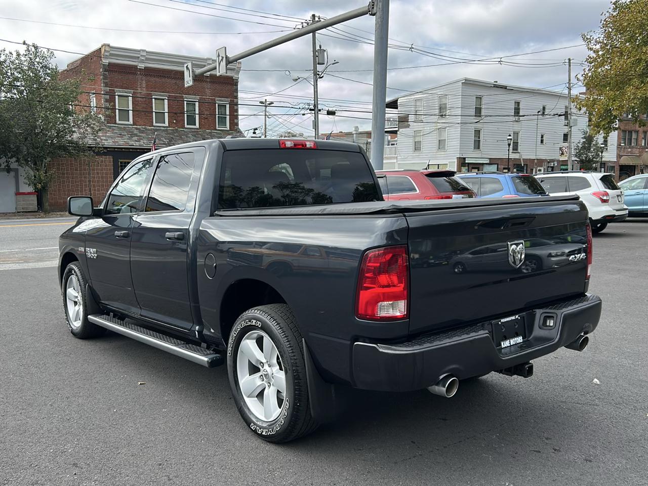 RAM 1500 4WD Crew Cab 140.5" Sport 2014