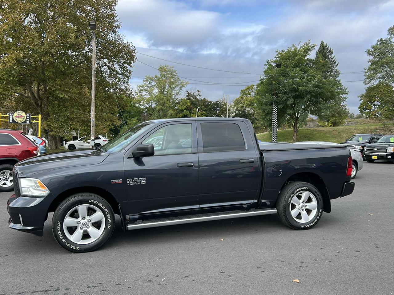 RAM 1500 4WD Crew Cab 140.5" Sport 2014
