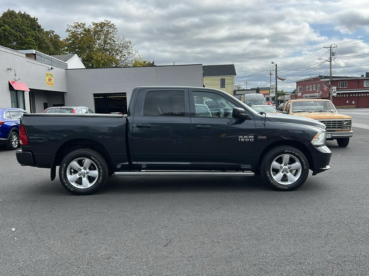 RAM 1500 4WD Crew Cab 140.5" Sport 2014