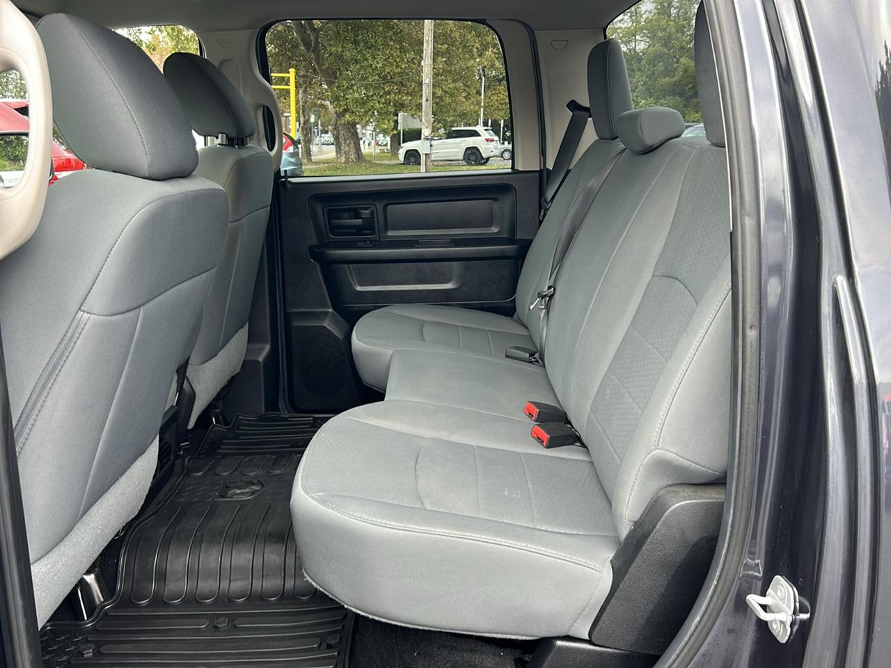 RAM 1500 4WD Crew Cab 140.5" Sport 2014