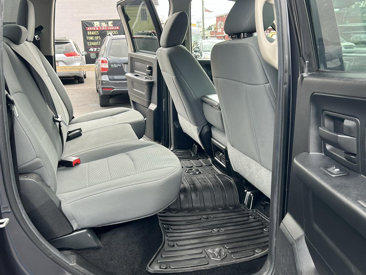 RAM 1500 4WD Crew Cab 140.5" Sport 2014