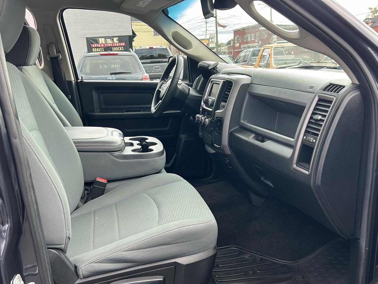 RAM 1500 4WD Crew Cab 140.5" Sport 2014