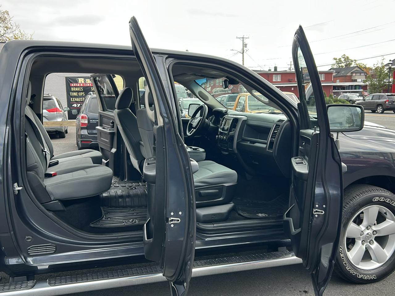 RAM 1500 4WD Crew Cab 140.5" Sport 2014