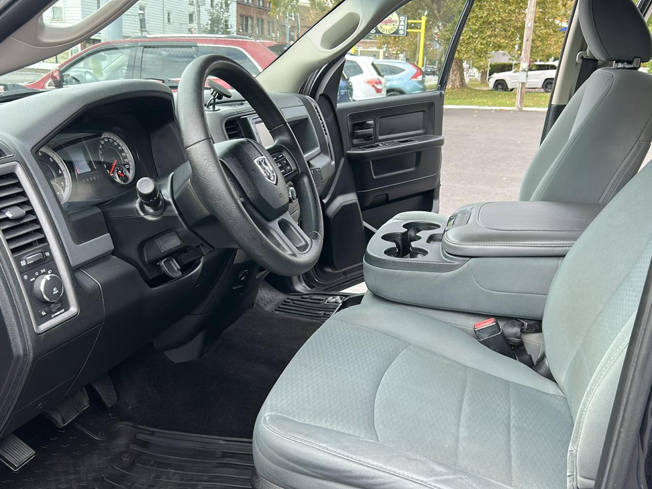 RAM 1500 4WD Crew Cab 140.5" Sport 2014
