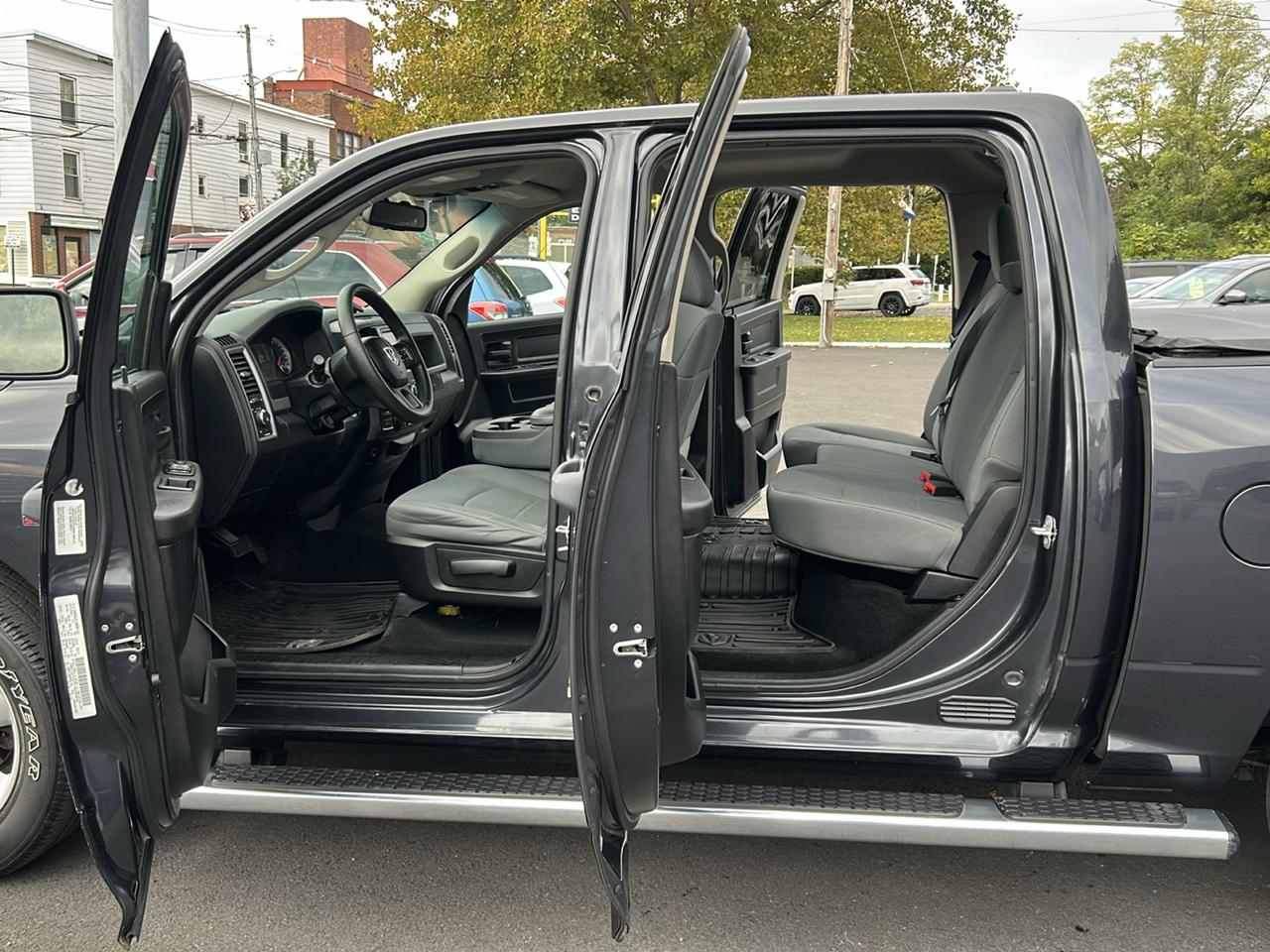 RAM 1500 4WD Crew Cab 140.5" Sport 2014