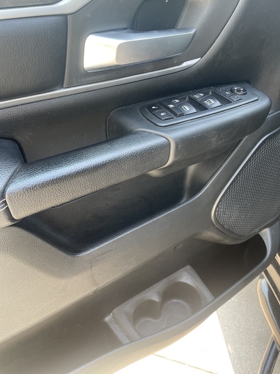 RAM 1500 Big Horn 4x4 Crew Cab 5'7" Box 2020 RAM 1500 Big Horn 4x4 Crew Cab 5'7" Box 2020