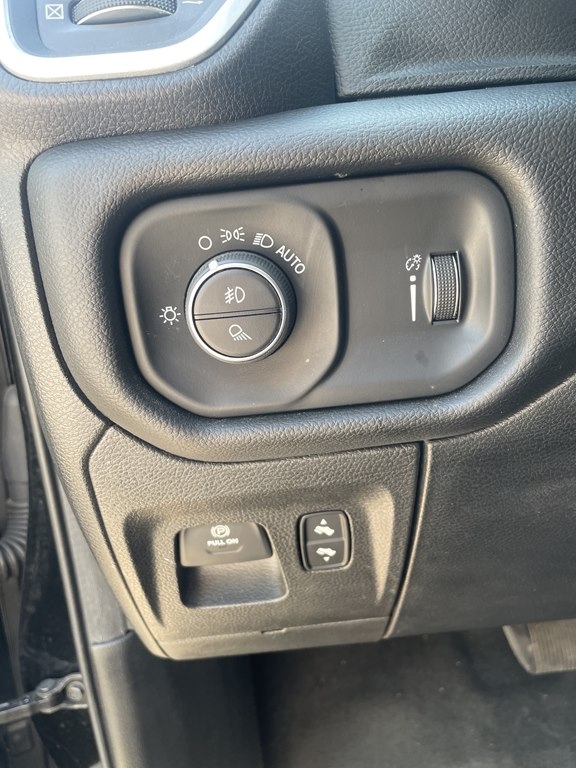 RAM 1500 Big Horn 4x4 Crew Cab 5'7" Box 2020 RAM 1500 Big Horn 4x4 Crew Cab 5'7" Box 2020