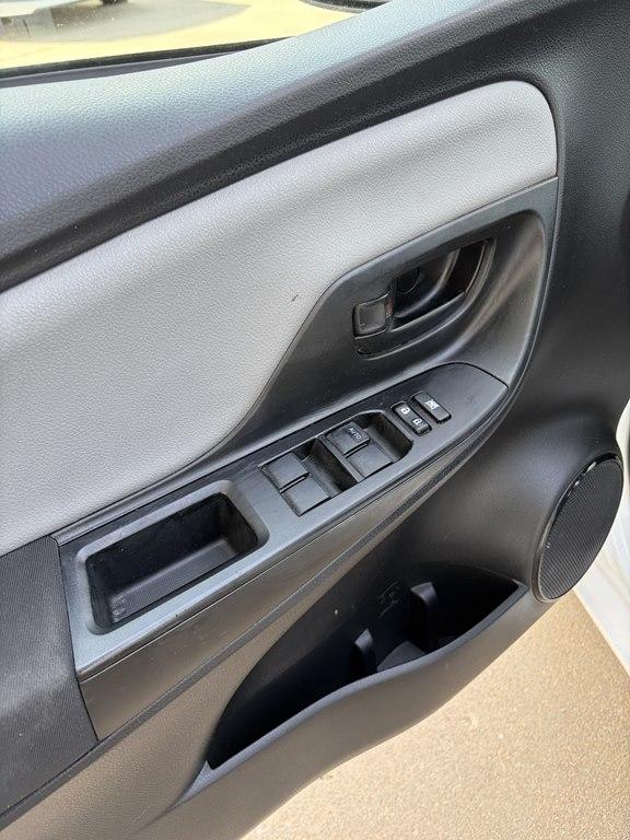 Toyota Yaris 5-Door L Auto (Natl) 2017