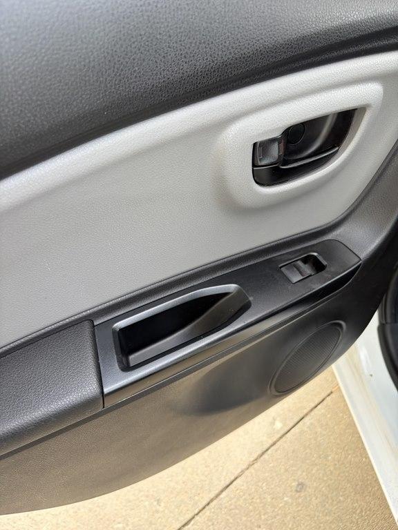 Toyota Yaris 5-Door L Auto (Natl) 2017